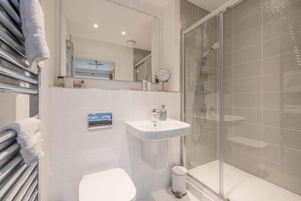 Stylish Home @ Virginia Water Lake & Free Parking Englefield Green Экстерьер фото