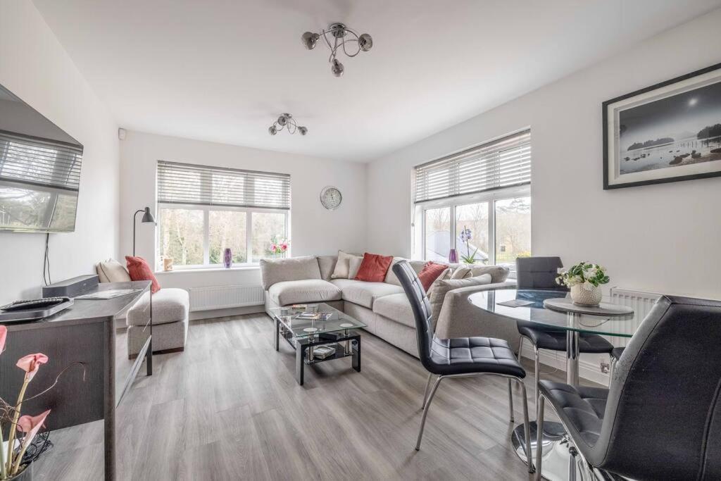 Stylish Home @ Virginia Water Lake & Free Parking Englefield Green Экстерьер фото