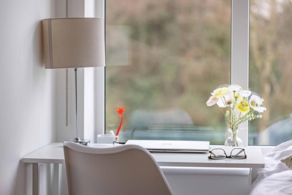 Stylish Home @ Virginia Water Lake & Free Parking Englefield Green Экстерьер фото