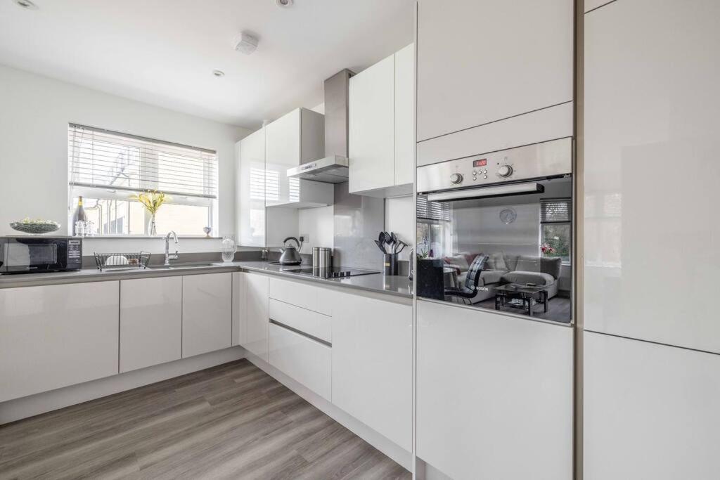 Stylish Home @ Virginia Water Lake & Free Parking Englefield Green Экстерьер фото